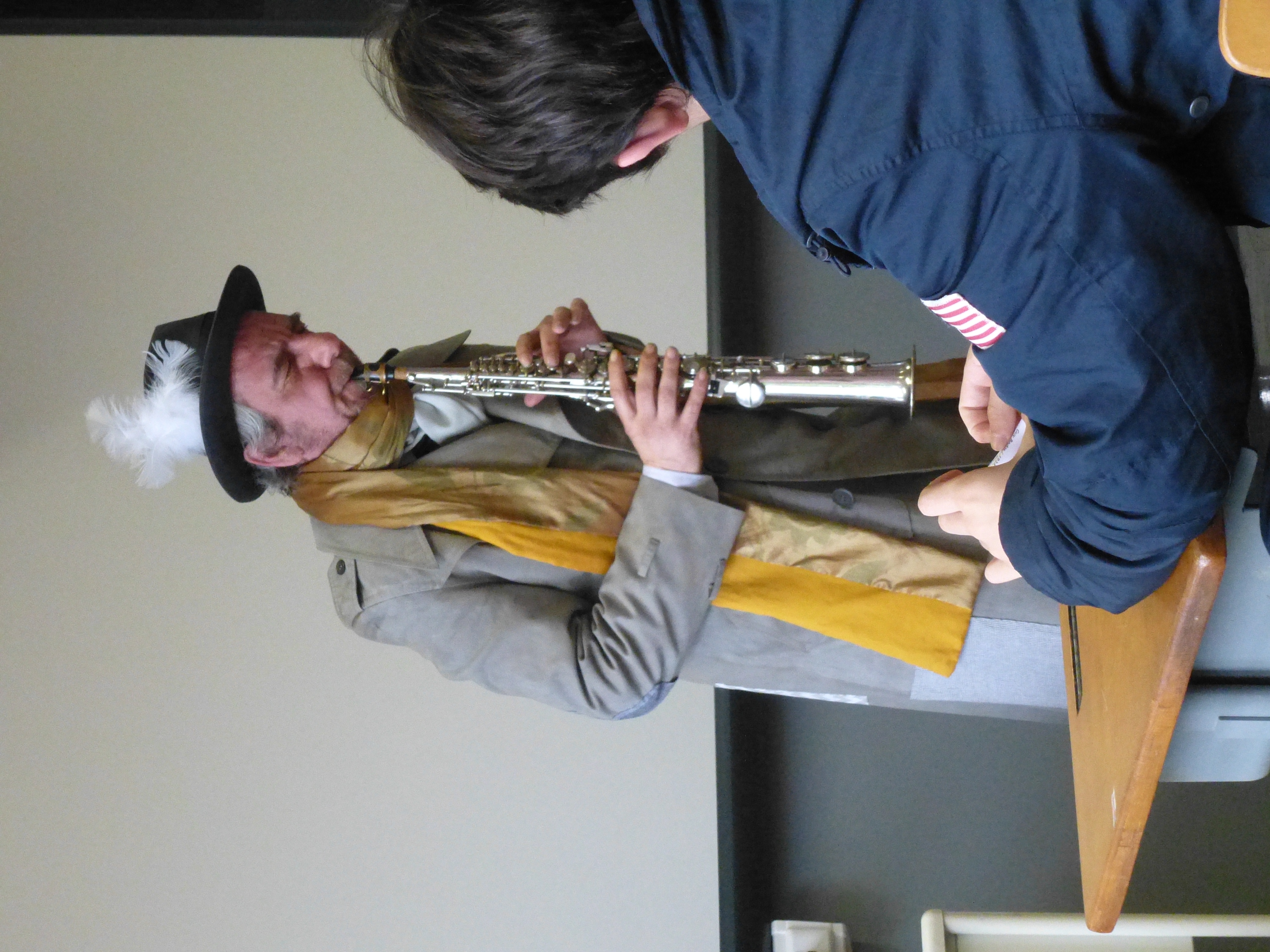 Comédien en costume oriental parlant aux élèves